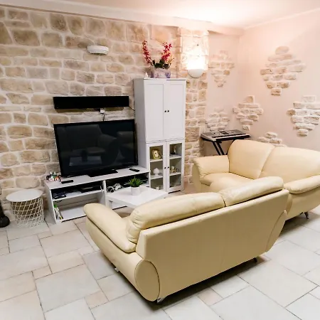 Chanel Bellissima Con Piscina Immersa Nella Valle D'itria