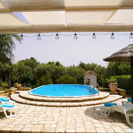 Chanel Bellissima Con Piscina Immersa Nella Valle D'itria Villa