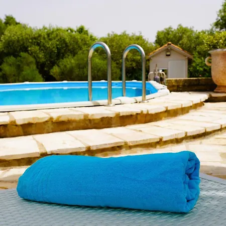 Chanel Bellissima Con Piscina Immersa Nella Valle D'itria Villa